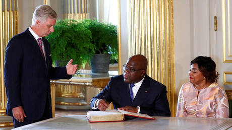 DRC President Felix Tshisekedi signs the golden book next to his wife and Belgium's King Philippe at the Royal Palace in Brussels © REUTERS/Francois Lenoir