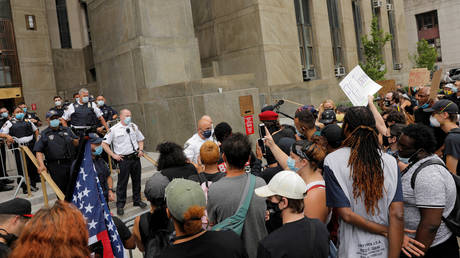 Protesters near City Hall face off against NYPD officers © Reuters / Lucas Jackson