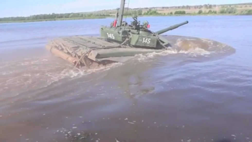 It's a submarine? NO, IT'S A TANK! Russian troops drive T-72 on riverbed (VIDEO)