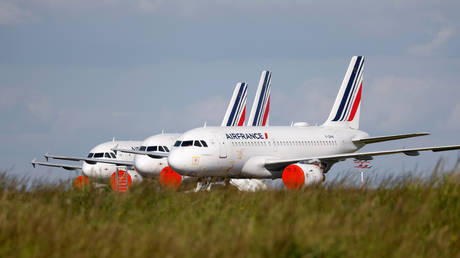 FILE PHOTO: Air France Airbus A319 planes at Paris Charles de Gaulle airport, France © Reuters /Charles Platiau