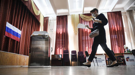 FILE PHOTO: A Russian woman casts her ballot during the vote on constitutional amendments © Alexander NEMENOV / AFP