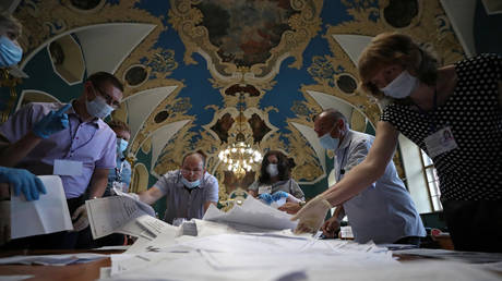 Members of a local electoral commission count ballots at a polling station following a seven-day nationwide vote on constitutional reforms, in Moscow, Russia, July 1, 2020. © REUTERS/Evgenia Novozhenina