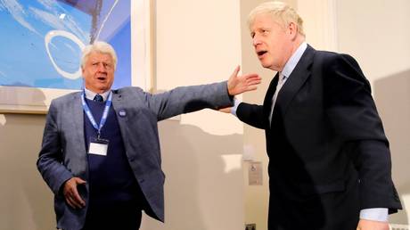 (L) Stanley Johnson, father of (R) British PM Boris Johnson © AFP / Tolga AKMEN