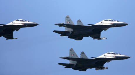 FILE PHOTO: Indian Air Force's Su-30MKIs flying in formation © AFP / DESHAKALYAN CHOWDHURY