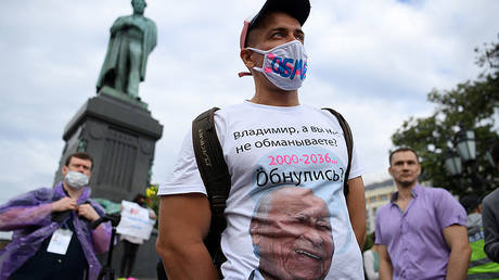 A man wearing a T-shirt with an aged image of Russian President Vladimir Putin protests against amendments to the Constitution of Russia on Pushkinskaya Square in downtown Moscow on July 1, 2020 © AFP / Kirill KUDRYAVTSEV