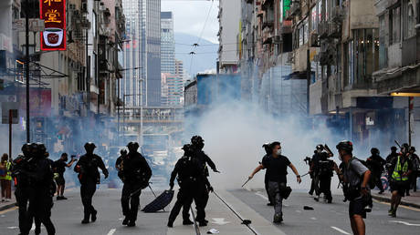 Police attempt to disperse anti-national security law protesters in Hong Kong, July 1, 2020 © Reuters / Tyrone Siu