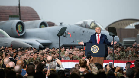 FILE PHOTO: US President Donald Trump speaks to U.S. troops based in Osan Air Base, South Korea. © Reuters / Ed Jones
