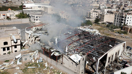 FILE PHOTO: Smoke rises from the community hall where Saudi-led warplanes struck a funeral in Sanaa, the capital of Yemen, October 9, 2016 © Reuters / Khaled Abdullah