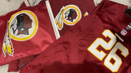 Washington Redskins football shirts and a team flag on sale at a sporting goods store in Bailey's Crossroads, Virginia, U.S., June 24, 2020. © REUTERS/Kevin Lamarque