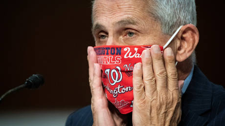 FILE PHOTO. Anthony Fauci adjusts his face mask during a Senate hearing on Covid-19. © Pool via REUTERS / Al Drago