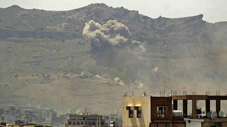 Smoke billows following a reported airstrike by the Saudi-led coalition in the Yemeni capital Sanaa © AFP/MOHAMMED HUWAIS