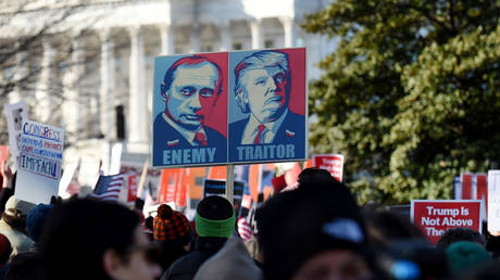 FILE PHOTO: People rally in support of the impeachment of US President Donald Trump in front of the US Capitol in December 18, 2019. © AFP / Olivier Douliery