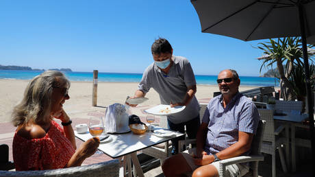 A British couple on the terrace of Momos Restaurant on the beach of Paguera on the Spanish island of Mallorca. © Global Look Press/Clara Margais