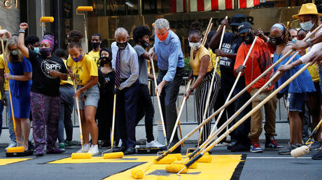 New York City Mayor Bill de Blasio, his wife Chirlane Irene McCray and Reverend Al Sharpton paint a "Black Lives Matter" along 5th avenue outside Trump Tower in New York City © REUTERS/Shannon Stapleton