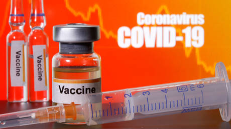 FILE PHOTO: Small bottles labeled with "Vaccine" stickers stand near a medical syringe in front of displayed "Coronavirus COVID-19" words in this illustration taken April 10, 2020 © REUTERS / Dado Ruvic / File Photo