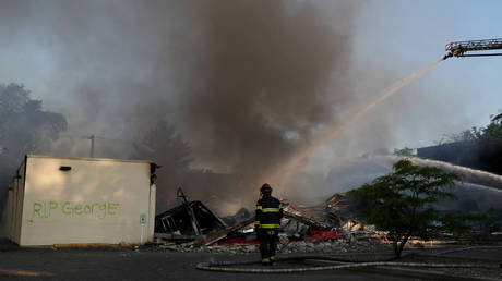 A firefighter works to put out a burning business in Minneapolis, Minnesota, May 30, © Reuters / Leah Millis