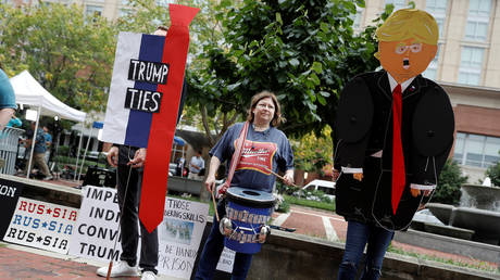 FILE PHOTO: Manafort trial protest in Alexandria, Virginia, US, July 31, 2018 © REUTERS / Aaron P. Bernstein