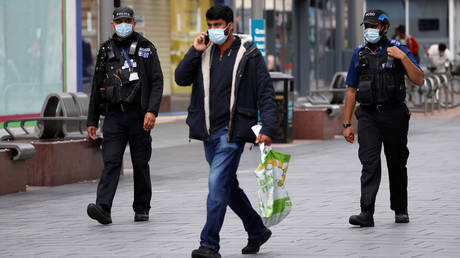 UK police officers patrol along a shopping high street in Leicester, England © REUTERS/Phil Noble