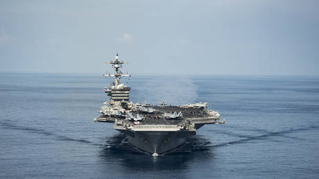FILE PHOTO  The aircraft carrier USS Carl Vinson transits the South China Sea © Handout via REUTERS/Z.A. Landers/Courtesy U.S. Navy