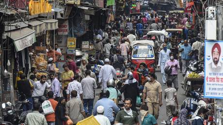 Pedestrians and vehicles jostle for space in a crowded street at Chawri Bazar market, on July 8, 2020 in New Delhi, India. © Getty Images / Hindustan Times / Biplov Bhuyan