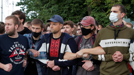 Demonstrators take part in a protest after the Belarusian election commission refused to register Viktor Babariko and Valery Tsepkalo as candidates for the upcoming presidential election in Minsk, Belarus July 14, 2020. © REUTERS/Vasily Fedosenko