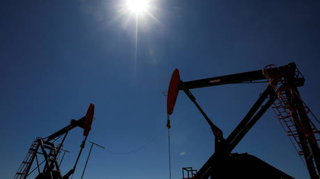 FILE PHOTO: Oil rigs at Vaca Muerta shale oil and gas drilling, Argentina © Reuters / Agustin Marcarian