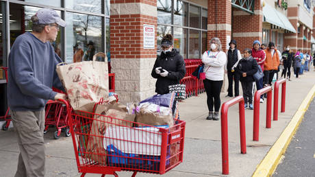 FILE PHOTO: A queue outside Trader Joe's in Bailey's Crossroads, Virginia, the US © Reuters / Kevin Lamarque