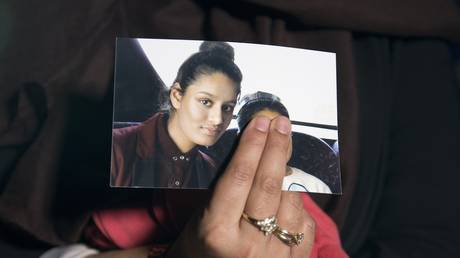 FILE PHOTO Renu, eldest sister of missing British girl Shamima Begum, holds a picture of her sister while being interviewed by the media in central London, on February 22, 2015. © AFP / POOL / LAURA LEAN