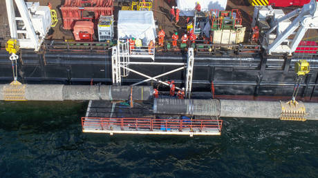 Aerial view taken on August 11, 2019 shows workers on the ship “Castoro 10”, from where parts of the Nord Stream 2 pipeline are laid in the Baltic Sea off the coast of Sassnitz on the Baltic island of Ruegen, northeastern Germany. © AFP / dpa / Stefan Sauer