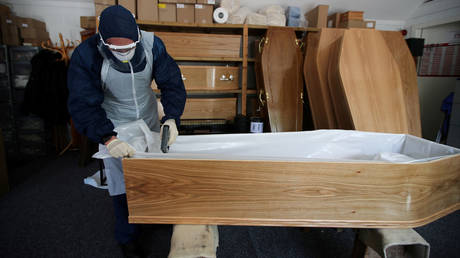 A man prepares a coffin at Fowles Funeral Services in Winsford, Britain © REUTERS/Molly Darlington