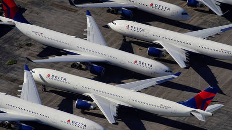 Delta Air Lines planes parked due to flight reductions made to slow the spread of coronavirus at Birmingham-Shuttlesworth International Airport in Alabama. © Reuters / Elijah Nouvelage