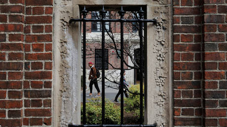 FILE PHOTO: Students and pedestrians walk through the Yard at Harvard University in Cambridge, Massachusetts, U.S., March 10, 2020. © REUTERS/Brian Snyder