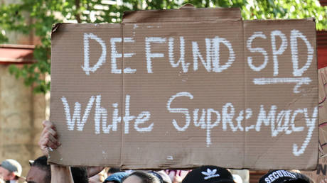 FIlE PHOTO: People call for the defunding of Seattle Police Department during a protest against police brutality in Seattle, June 1, 2020 © Global Look Press / Keystone Press Agency / Toby Scott