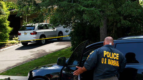 Police investigate outside Salas' home © Reuters / Eduardo Munoz