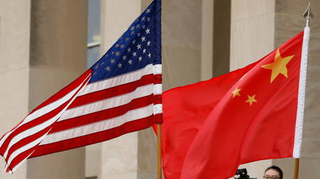 FILE PHOTO: US and Chinese flags in Arlington, Virginia. November 2018. © Reuters / Yuri Gripas
