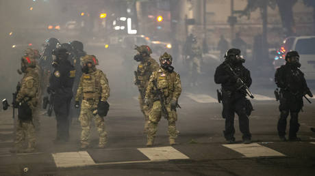 FILE PHOTO Federal police stand guard on Salmon Street after pushing protesters away from the Mark O. Hatfield U.S. Courthouse on July 21, 2020 in Portland © Getty Images via AFP / Nathan Howard / GETTY IMAGES NORTH AMERICA