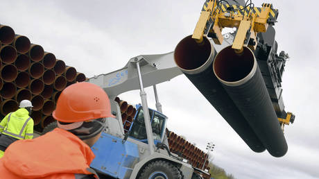 Workers upload  steel pipes for the North Stream 2 pipeline in Mukran harbour in Sassnitz, Germany.  May 2017. © dpa / AP / Stefan Sauer