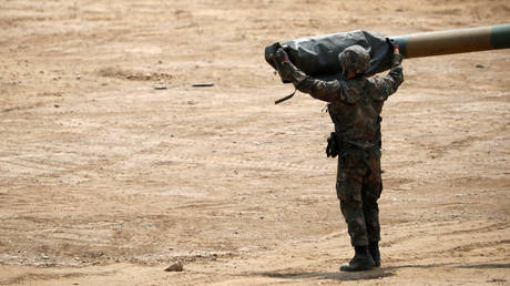 A South Korean soldier takes part in a live fire exercise near the demilitarized zone separating the two Koreas in Paju, South Korea, June 23, 2020. © Reuters / Kim Hong-ji