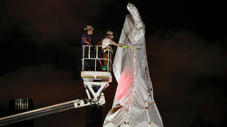 Workers dismantling the Christopher Columbus statue on July 24, 2020 © REUTERS/Kamil Krzaczynski
