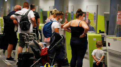 Tourists returning to the UK as Britain imposed a quarantine on all travellers arriving from Spain. Gran Canaria Airport, Gran Canaria, Spain July 25, 2020. © Reuters/Borja Suarez