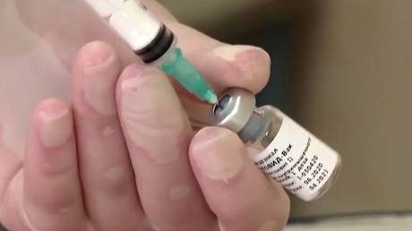 A vial containing a Russian Covid-19 vaccine undergoing human trials © Russian Defense Ministry / RIA Novosti