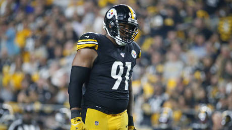 FILE PHOTO: Stephon Tuitt #91 of the Pittsburgh Steelers in action against the Cincinnati Bengals on September 30, 2019 at Heinz Field in Pittsburgh, Pennsylvania