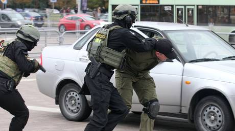 FILE PHOTO: Belarusian riot police officers conduct a training detention on a street in Minsk, September 28, 2018