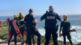 Suspected carjacker drives off cliff Thelma & Louise style in bid for freedom, gets busted anyway (VIDEOS)
