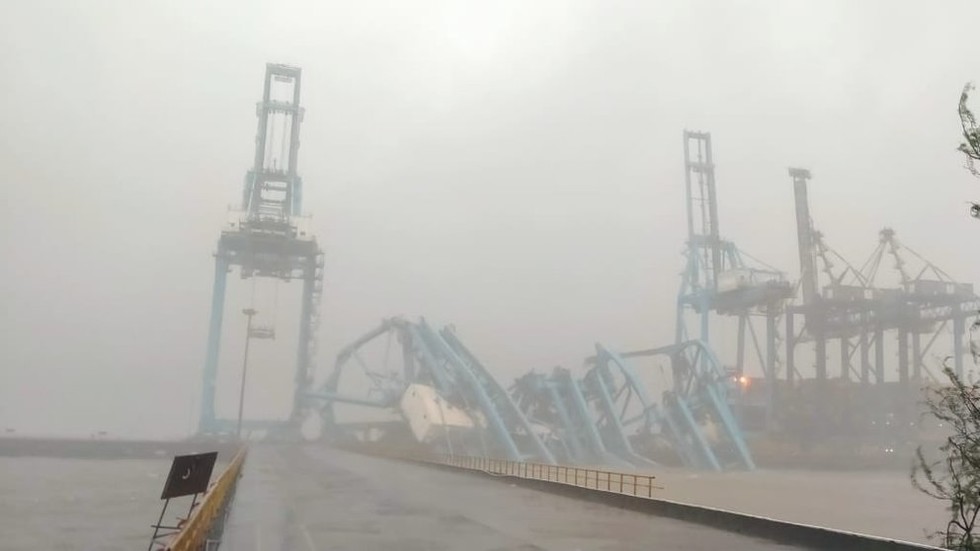 Three cranes collapse at major container port near Mumbai (PHOTOS ...