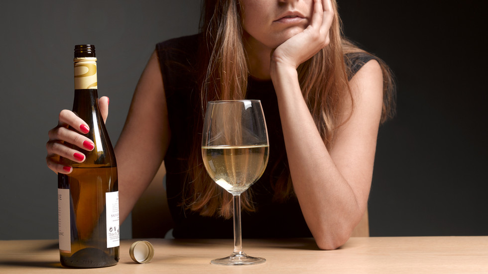 Drinking on an empty stomach? You might have 'drunkorexia' and should question your relationship with alcohol. Here's why