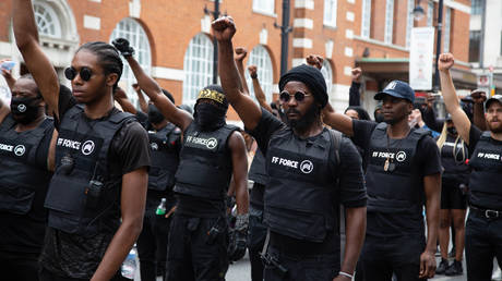 Members of FF Force AKA Forever Family chant slogans outside Brixton town hall during the annual Emancipation day. © Getty Images / Thabo Jaiyesimi/SOPA Images/LightRocket