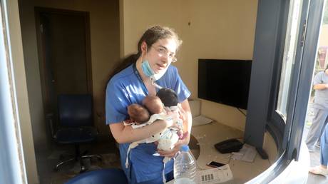 A nurse takes care of three babies in a damaged hospital after the explosion in Beirut, Lebanon, Aug. 4, 2020. © Global Look Press / Xinhua/Bilal Jawich