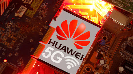 FILE PHOTO: A smartphone with the Huawei and 5G network logo © Reuters / Dado Ruvic