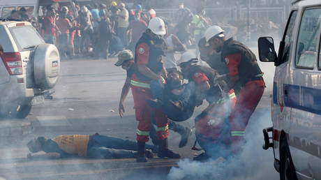 Rescuers assist demonstrators during a protest in Beirut. © Reuters / Thaier Al-Sudani
